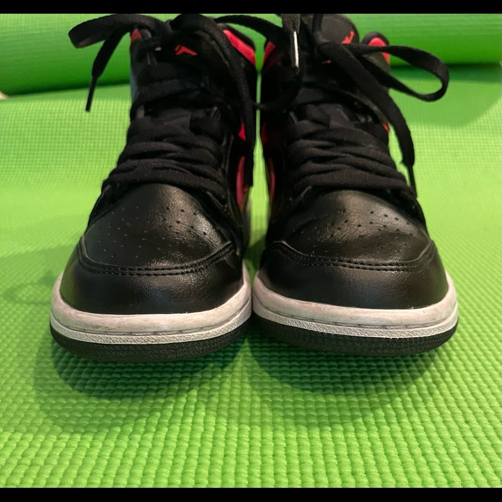 ❤️🖤Air Jordan 1 Mid Siren Red / Black❤️🖤 - Picture 9 of 13